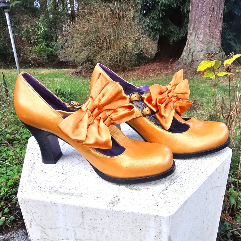Vintage gold and violet mojo moxy dress heals. Size 7